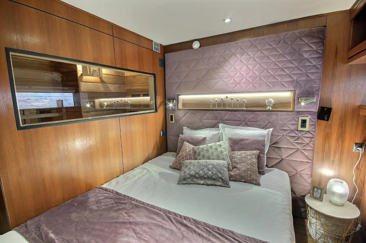 Vip Paris Yacht Hotel & Spa 2*,  France