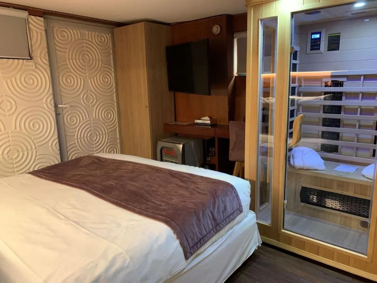 **  Vip Paris Yacht Hotel & Spa France
