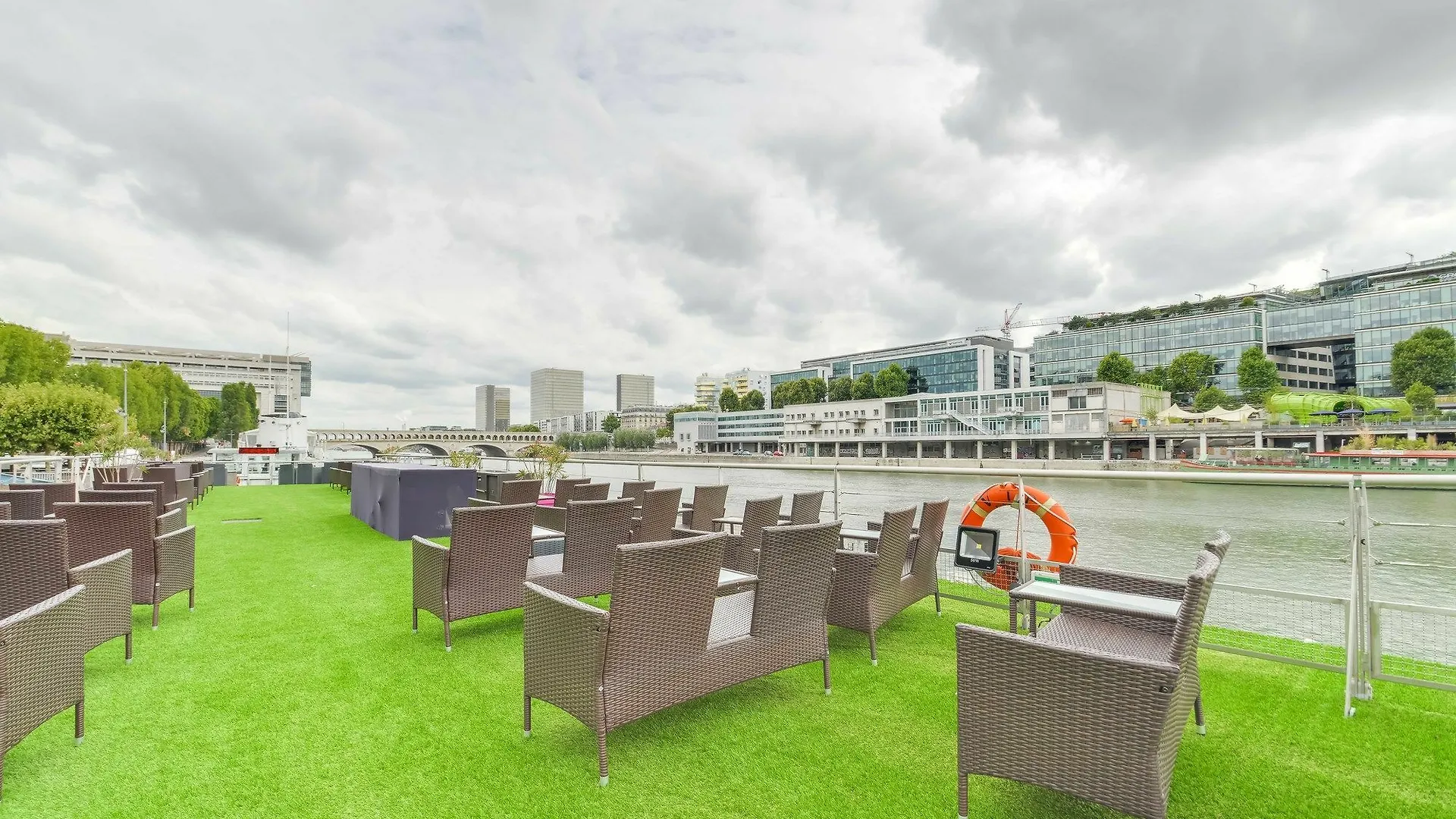 Vip Paris Yacht Hotel & Spa